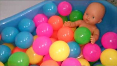 العاب اطفال : لعبة استحمام الطفل : البانيو و الكرات الملونة :  تعليم الألوان : العاب بنات و أولاد
