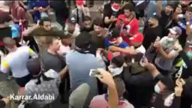سيد معمم يمزق عمامته من اجل المتظاهرين بعد تعرضهم لمسيل دموع _ مظاهرات العراق 2019