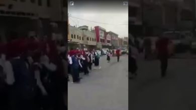 بنات مدرسة النهضة الان يشاركون المتظاهرين بالقرب من سوق الدورة تحت حماية قواتنا الامنية
