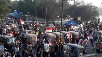 لحظة صعود جسر الجمهورية التظاهرات في بغداد ساحة التحرير جبل احد المطعم التركي