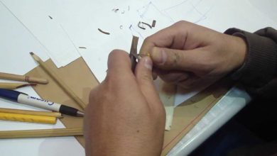 الأستاذ عبده الجمال يشرح كيفية بري قلم الخط العربي وقطه وتهيئته ليكون جاهزاً للكتابة