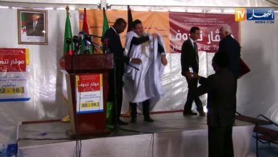 تندوف: وزير التجارة الموريتاني يهدي دراعة لوزيرالتجارة الجزائري خلال الإفتتاح