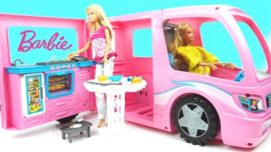 ألعاب بنات سيارة باربي للتخييم مع طاولة و مطبخ و رحلة صغيرة! Barbie Camper Truck