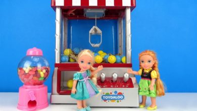 Claw Machine ! Elsa and Anna toddlers win prizes - Arcade game room