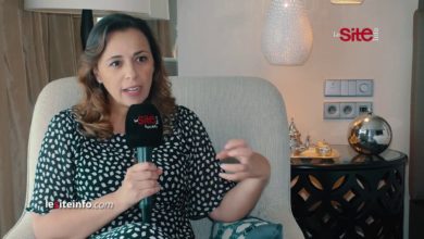 الوجه الآخر.. الإعلامية عزيزة نايت سي بها تحكي عن بداياتها ومسارها بـ "فرانس 24"